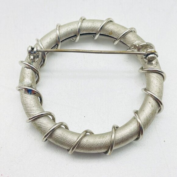 Wire Wrapped Wreath Pin Silver Tone Winter Holiday Christmas Classic Career LARP - Picture 5 of 6